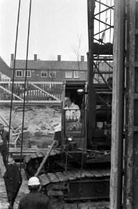 Kuypers slaat eerste paal kantoor Eigen Haard aan Slotermeerlaan, Bestanddeelnr 927-1046