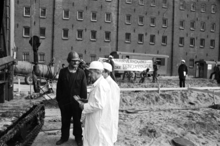 Kuypers slaat eerste paal voor woningen in Nova Zemblastraat , Amsterdam buurtb, Bestanddeelnr 928-4968