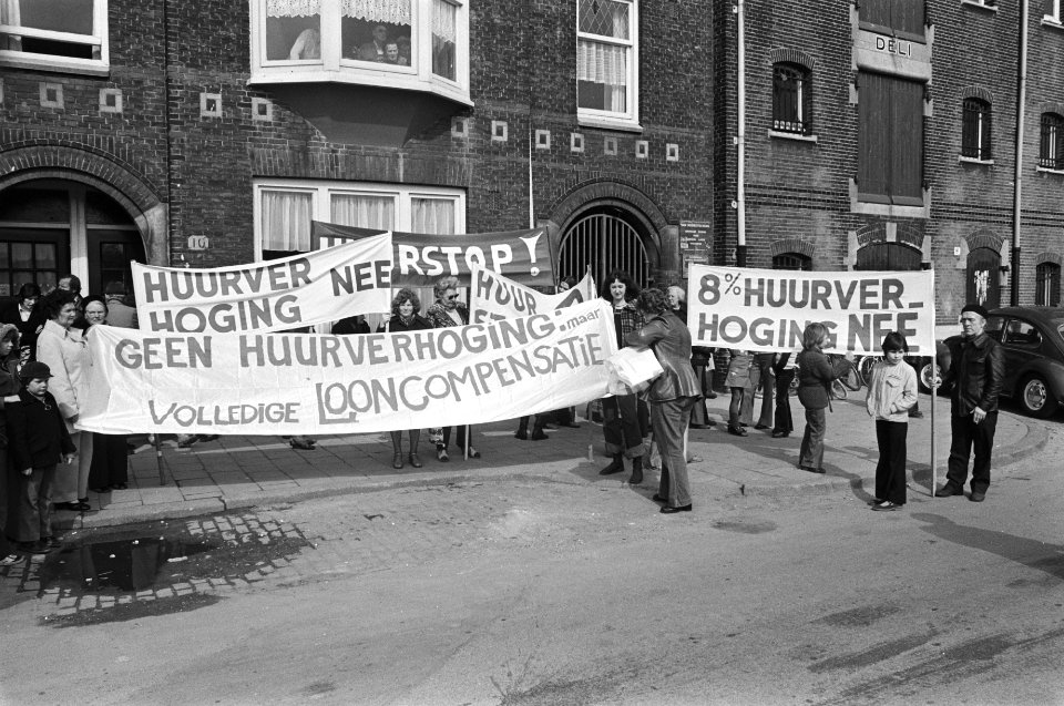 Kuypers slaat eerste paal voor woningen in Nova Zemblastraat , Amsterdam buurtb, Bestanddeelnr 928-4969
