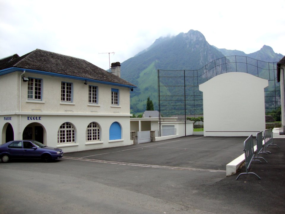 Lées (Lées-Athas, Pyr-Atl, Fr) mairie - école et fronton