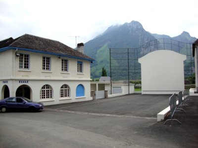 Lées (Lées-Athas, Pyr-Atl, Fr) mairie - école et fronton