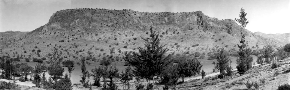 Kythrea. Fylleri, bergsryggen med grottöppningen - SMVK - C06073