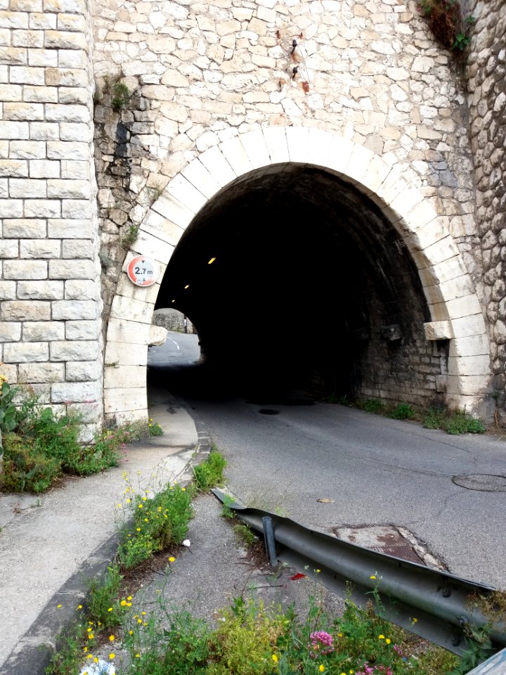 L'Estaque - Tunnel sous le viaduc ferroviaire du Marinier - Entrée sud