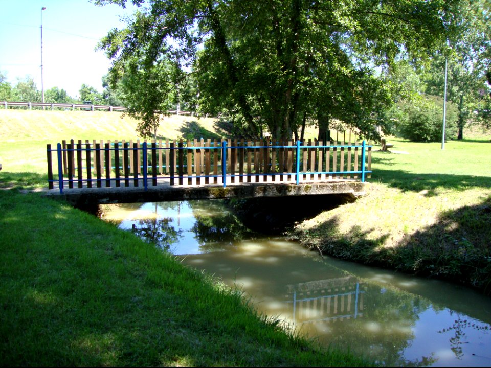 Léguevin (Haute-Garonne, Fr) passerelle sur le Courbet