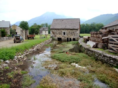 Lées (Lées-Athas, Pyr-Atl, Fr) moulin d'eau