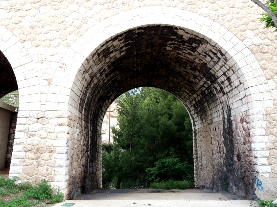 L'Estaque - Viaduc de Corbière - Arches pour les piétons du côté du fortin de Corbière