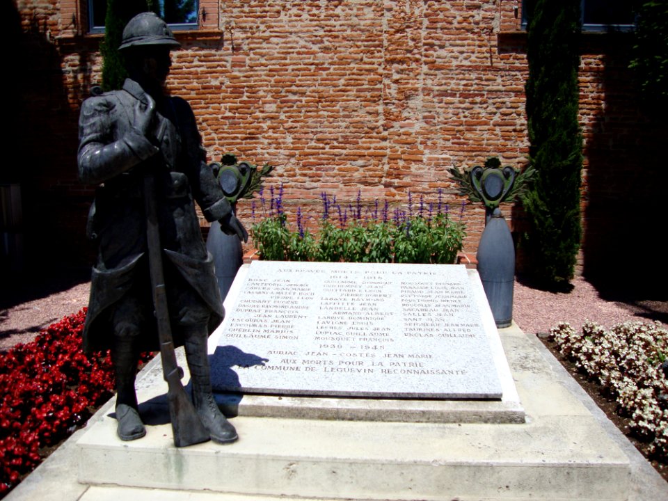 Léguevin (Haute-Garonne, Fr) monument aux morts