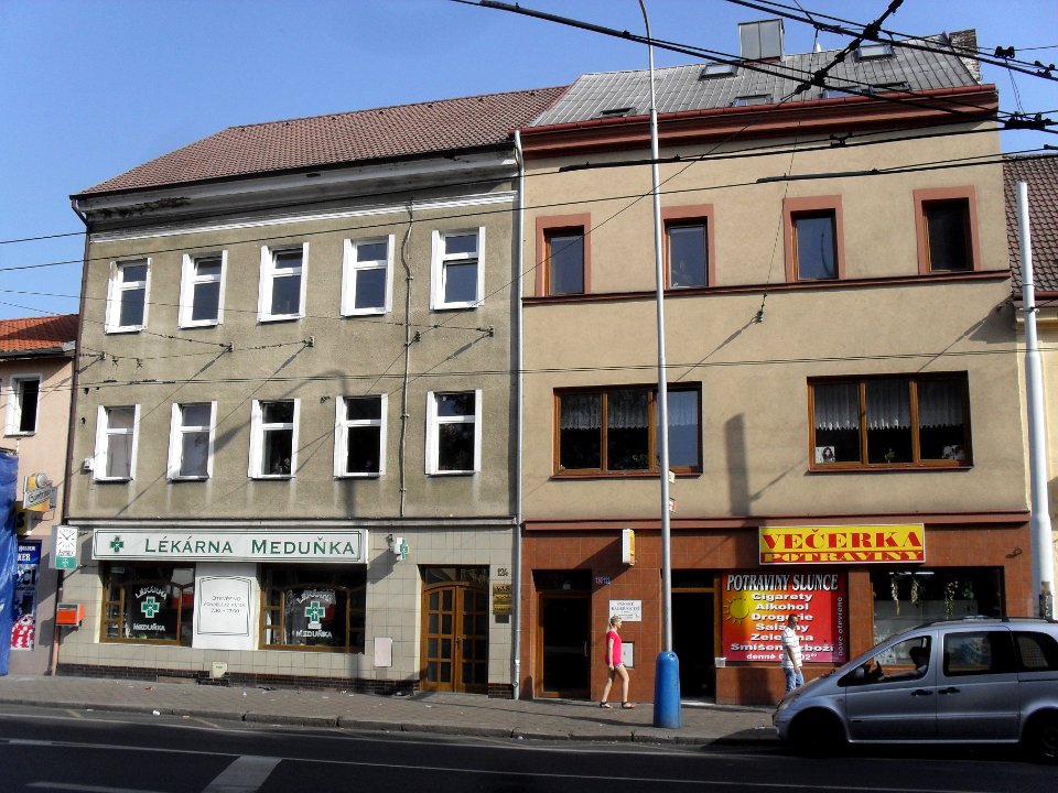 Lékárna a potraviny naproti Červenému kostelu