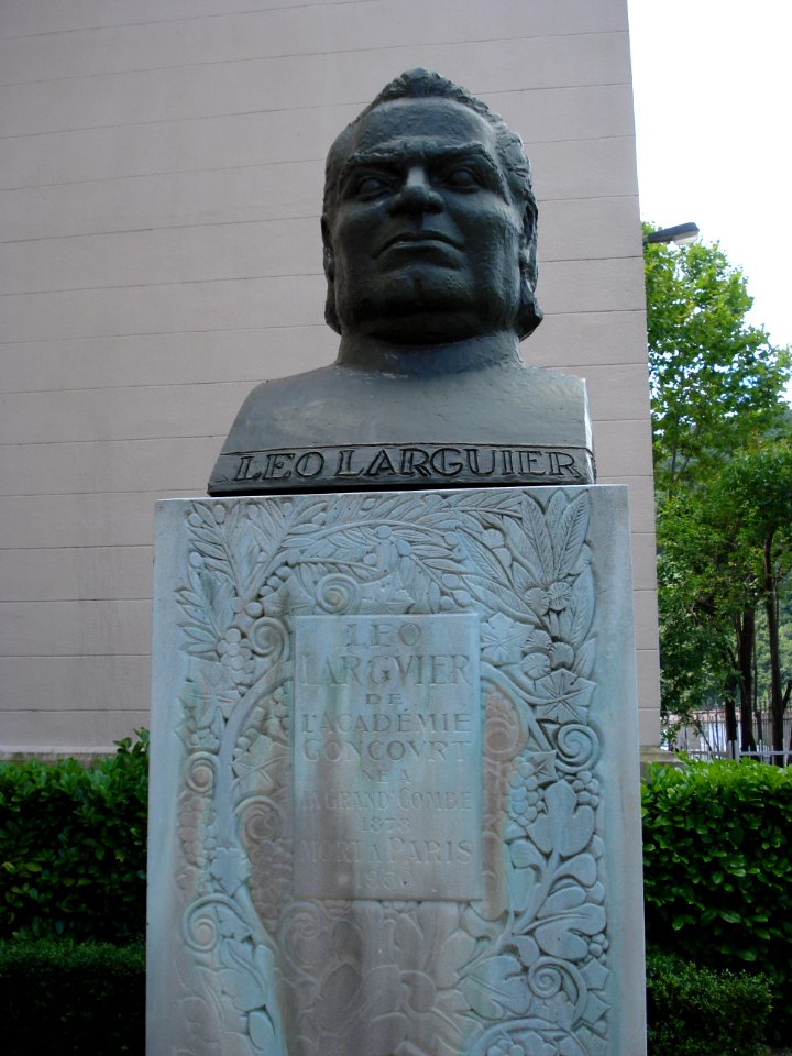 Léo Larguier, sa buste devant le lycée Léo Larguier à La Grand-Combe