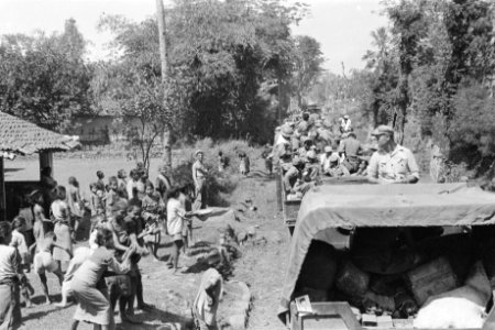 L'histoire se répète. Als de colonnes voorbijrollen staat de jeugd van Indonesië, Bestanddeelnr 316-2-4