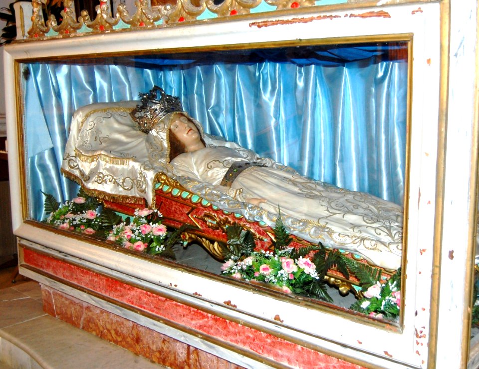 L'urna della Vergine dormiente (la dormitio Virginis), statua in cera, opera del XVII sec. conservata presso la chiesa Madre di San Cataldo (provincia Caltanissetta)