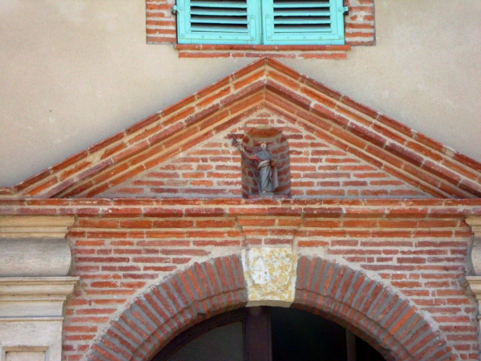 L'Isle-Jourdain (Gers, Fr) ancien hôpital St.Jacques, statue du saint au-desssus l'entrée