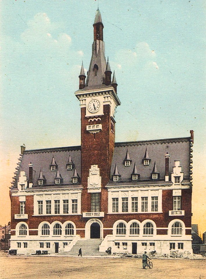 L'Hôtel-de-ville d'Albert ( Somme), oeuvre d'Alexandre Miniac et Maneval