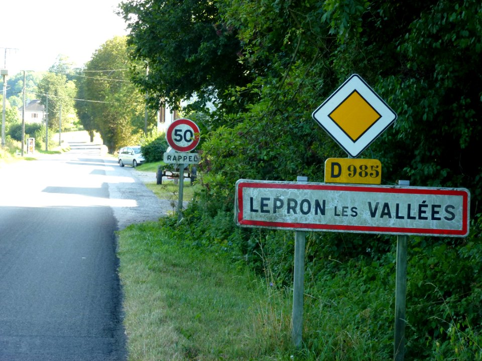 Lépron-les-Vallées (Ardennes) city limit sign