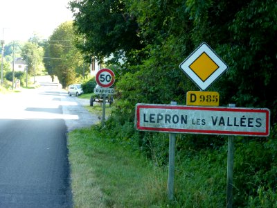 Lépron-les-Vallées (Ardennes) city limit sign