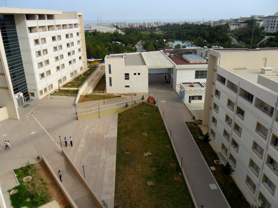 KYK Yenişehir Erkek Öğrenci Yurdu avlusu, Mersin