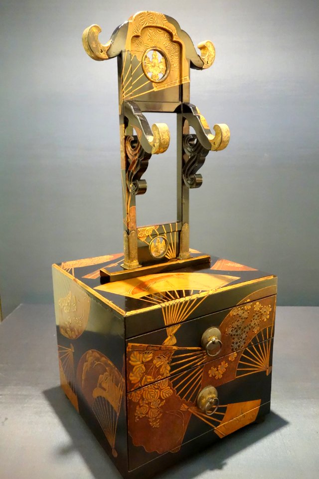 Kyodai mirror stand, Edo period, 17th century, after conservation, scattered fan design in maki-e lacquer - Tokyo National Museum - DSC05541