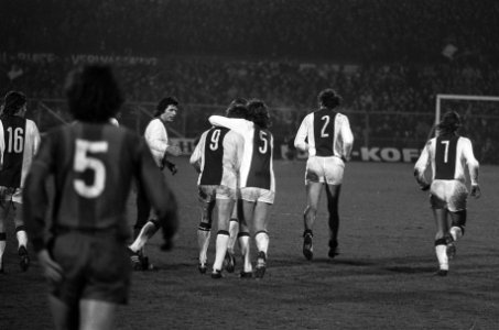 Kwartfinale Europacup, Ajax tegen Bayern Munchen , juichende en omhelzende Ajaxi, Bestanddeelnr 926-2676