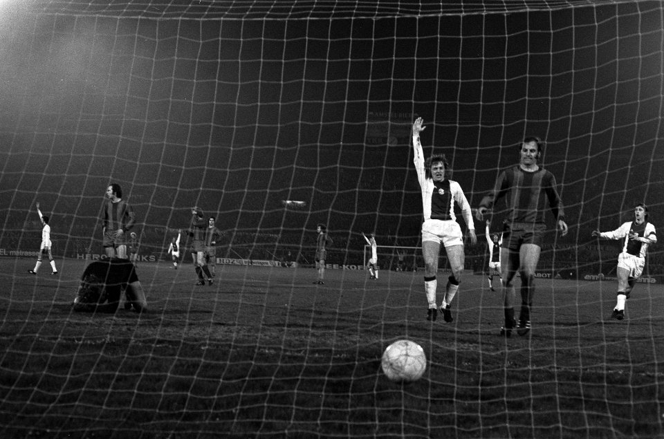 Kwartfinale Europacup, Ajax tegen Bayern Munchen , Haan juicht met Schwarzenbeck, Bestanddeelnr 926-2671