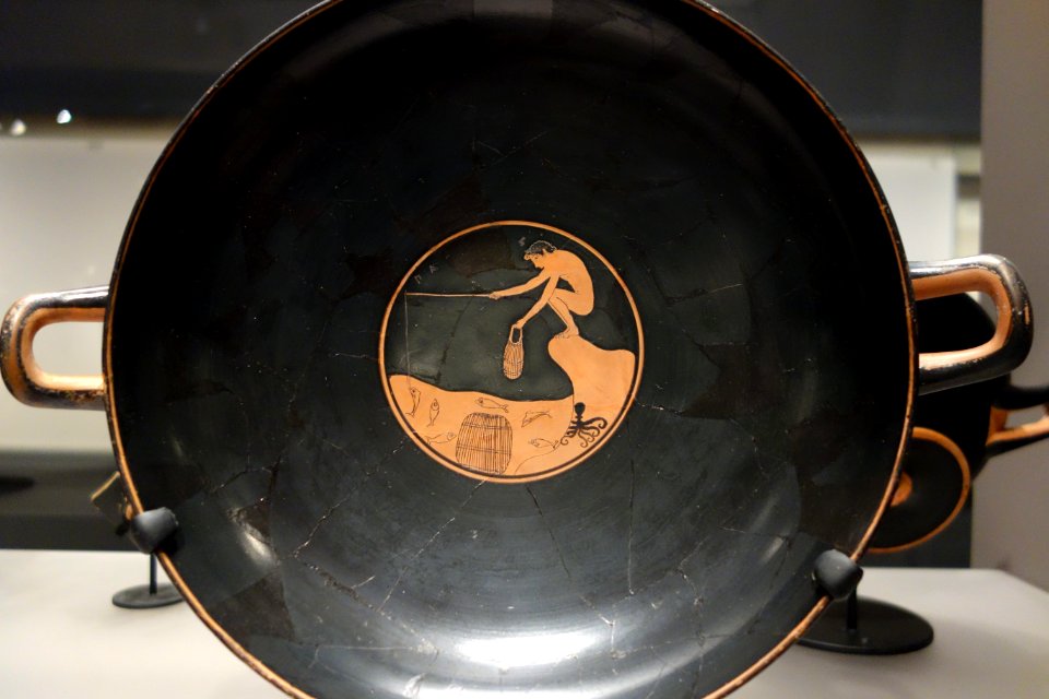Kylix (cup) by the Ambrosios Painter, Athens, Greece, probably found in Italy, Archaic period, c. 510-500 BC, ceramic with red-figure technique - Museum of Fine Arts, Boston - DSC02811