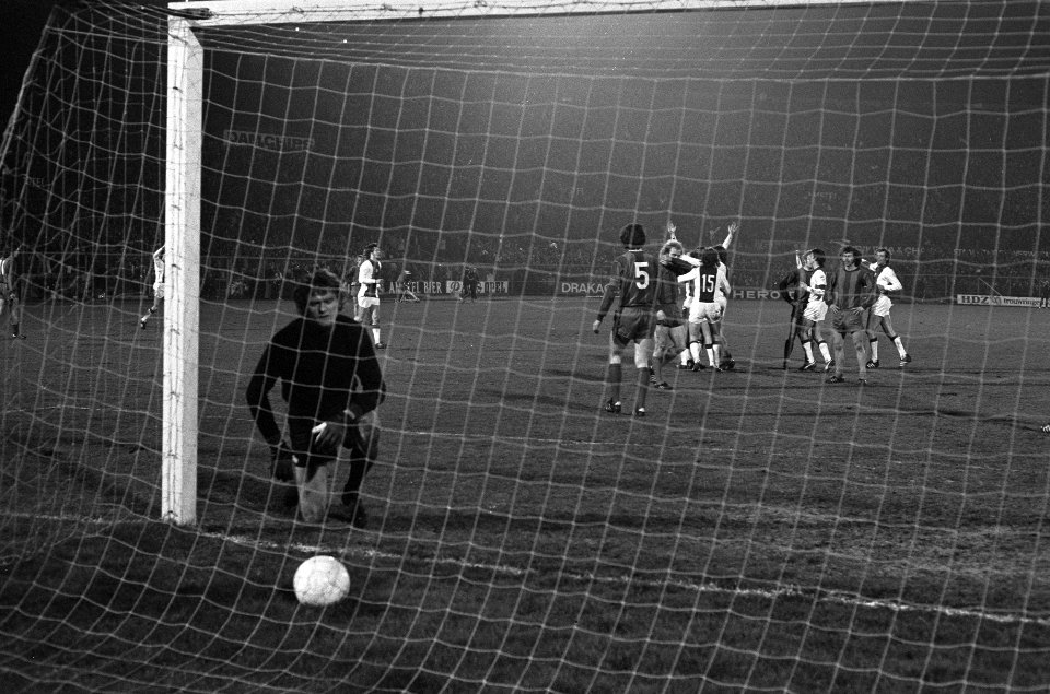 Kwartfinale Europacup, Ajax tegen Bayern Munchen , juichende Ajaxieden, Maier op, Bestanddeelnr 926-2674