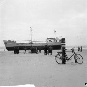 Kustvaarder Catherina gestrand ter hoogte van Schoorl, he gestrande schip trekt , Bestanddeelnr 917-4027