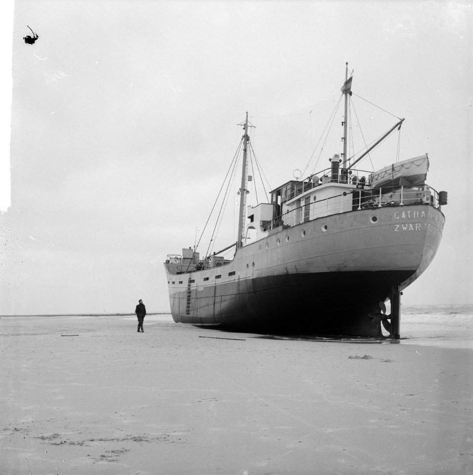 Kustvaarder Catherina gestrand ter hoogte van Schoorl, Bestanddeelnr 917-4025