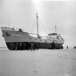 Kustvaarder Catherina gestrand ter hoogte van Schoorl, he gestrande schip trekt , Bestanddeelnr 917-4028