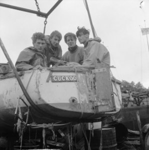 Kustmijnenveger Hoogeveen redt Britse jongens, het scheepje op de werf met de , Bestanddeelnr 916-6243
