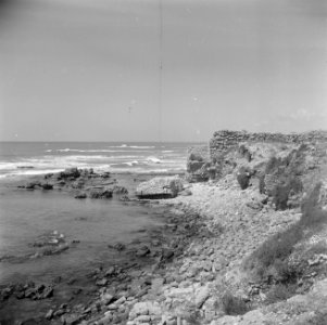 Kuststrook bij de haven van Caesarea met ruines, Bestanddeelnr 255-1495