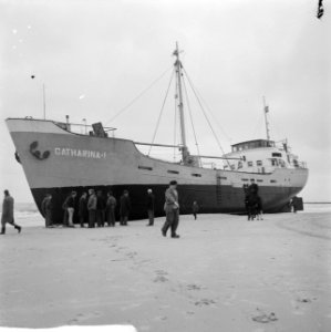 Kustvaarder Catherina gestrand ter hoogte van Schoorl, he gestrande schip trekt , Bestanddeelnr 917-4026