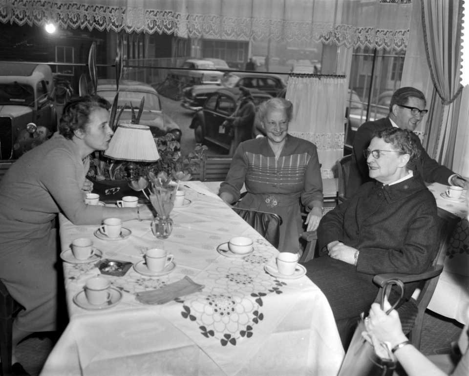 KVP-vrouwenkaderdag vlnr Minister M Klompé, mejuffrouw A Nolte, voorzitter, Bestanddeelnr 910-1548