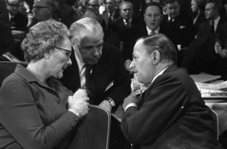 KVP-vergadering te Arnhem, v.l.n.r. Minister Klompe , mr. Van Thielen en Premier, Bestanddeelnr 920-9112
