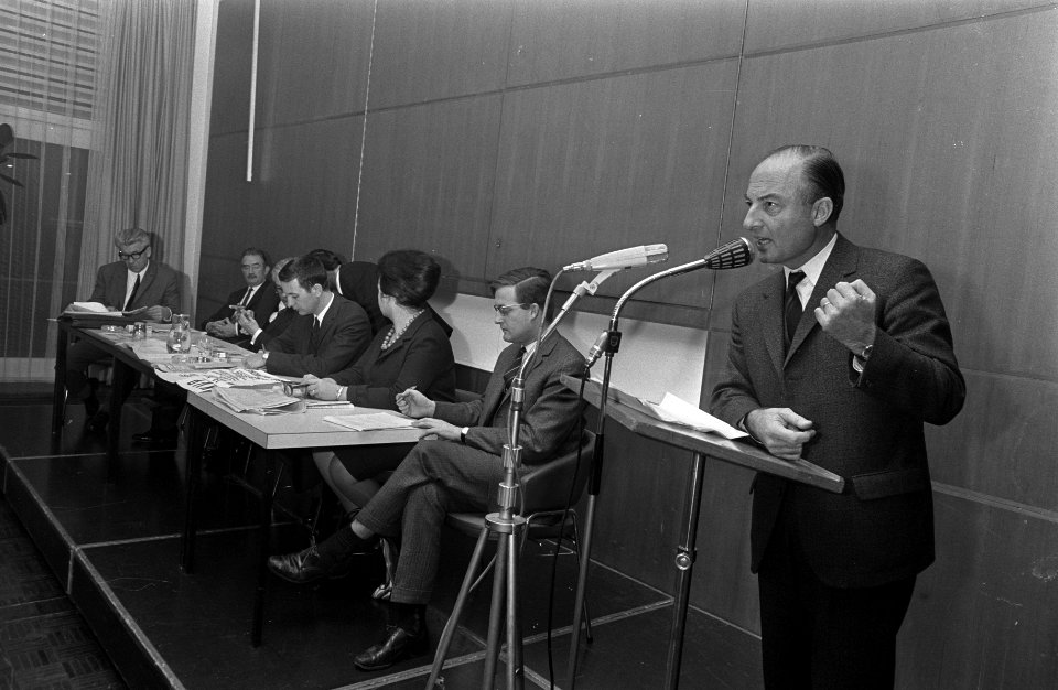 KVP-vergadering in RAI drs. W.K.N. Schmelzer tijdens zijn rede, Bestanddeelnr 921-8578