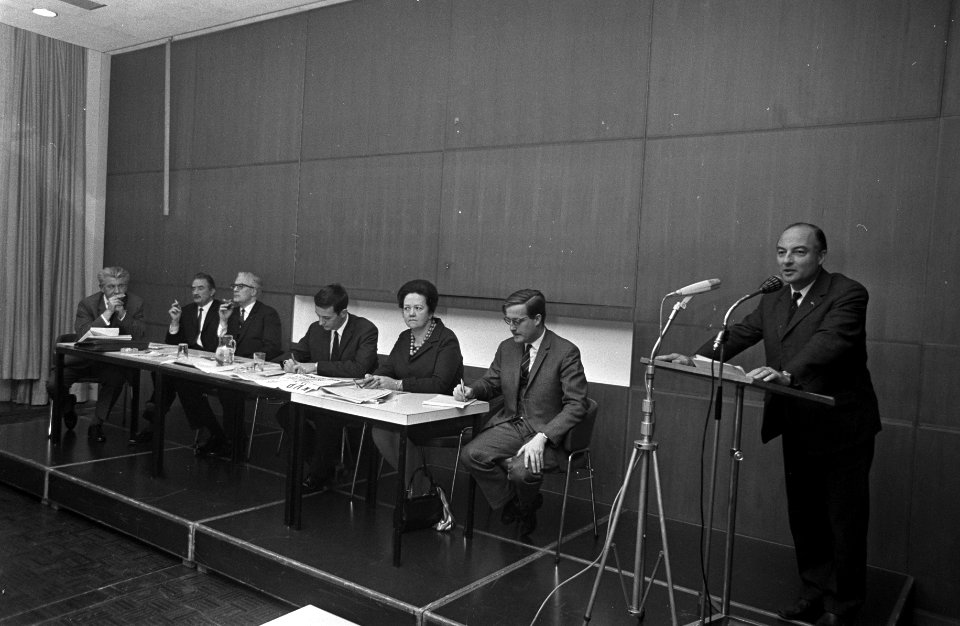 KVP-vergadering in RAI drs. W.K.N. Schmelzer tijdens zijn rede, Bestanddeelnr 921-8579