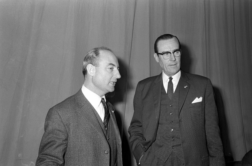 KVP-voorzitter dhr. J.P.M.. Aalberse en drs.W.K.N. (Norbert) Schmelzer (links), Bestanddeelnr 919-8219