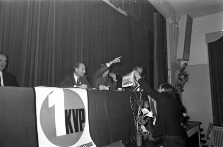 KVP-verkiezingsavond in Krasnapolsky, provo-aanhanger Hof kwam naar voren om een, Bestanddeelnr 920-0693