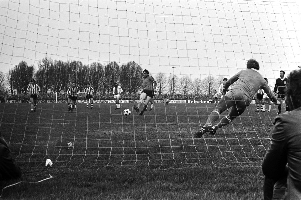 Kwartfinale KNVB-beker PEC Zwolle tegen Ajax 3-0 doelman Gerards scoort via pen, Bestanddeelnr 928-4401