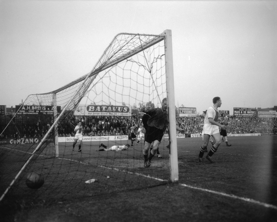 Kwartfinale KNVBbeker Sparta tegen Ajax 3-0, Piet De Vries in actie, eerste doel, Bestanddeelnr 910-4204