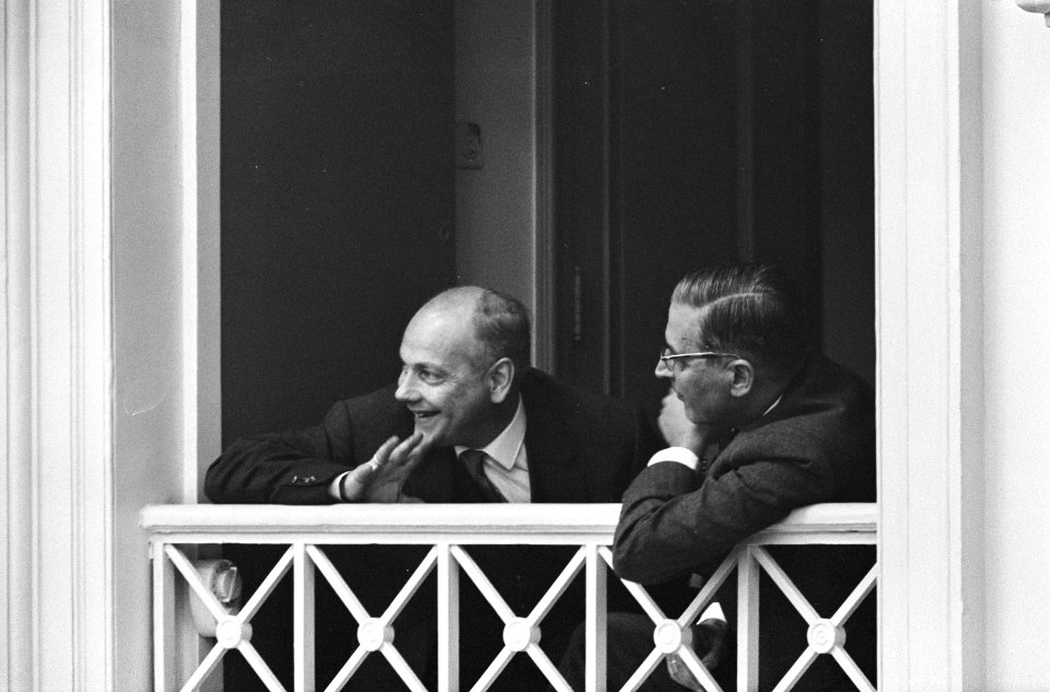 Kwestie Bijlmermeer in Tweede Kamer , rechts burgemeester Van Hall en links weth, Bestanddeelnr 917-0620