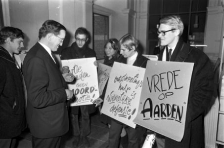 KVP-partijraad in Arnhem, radicaal Aarden met jongereni, Bestanddeelnr 920-9150