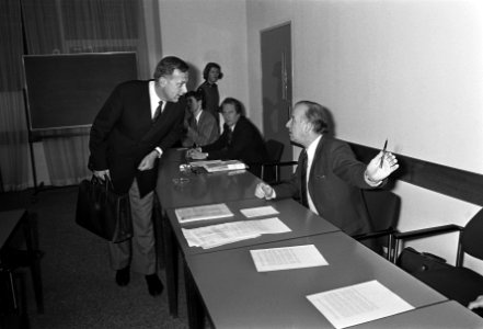 KVP-partijbestuur vergadert in Utrecht, nummer 8 en 9 Steenkamp (l) en De Zeeuw , Bestanddeelnr 926-1869