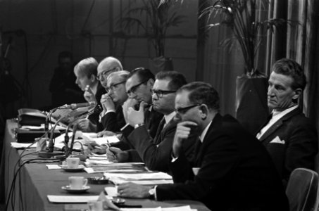 KVP-partijraad in Arnhem, bestuurstafeli, Bestanddeelnr 920-9162