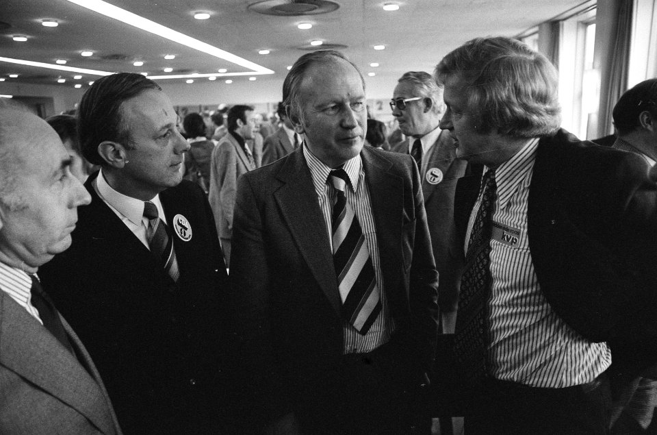 KVP-manifestatie Den Haag v.l.n.r. Steenkamp, Kruisinga en Andriessen, Bestanddeelnr 927-0693