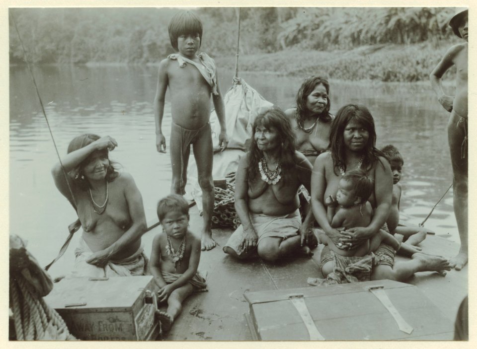 Kvinnor och barn på besök ombord på expeditionens koster. Rio sambú. Panama - SMVK - 0197.0015