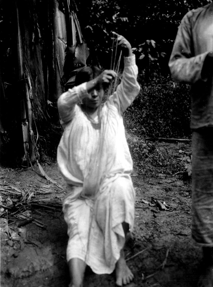 Kvinna flätar ett band. Panama - SMVK - 004254