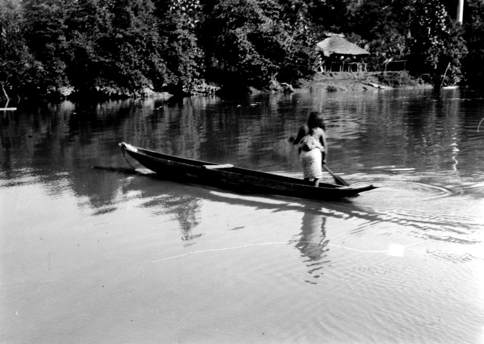 Kvinna med barn i kanot. Sambú River, Darién. Panama - SMVK - 004099