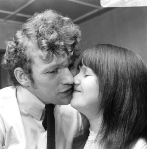 Kusleraar Tom Zwaag , Tom kust zijn vrouw, Bestanddeelnr 919-8502