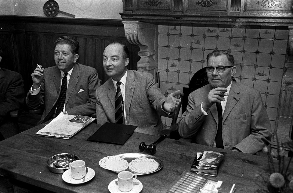 KVP-fractie vergadert in Berg en Dal . Achter bestuurstafel Baeten, Schmelzer en, Bestanddeelnr 920-6504