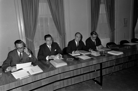 KVP-fractie bijeen om te praten over radicaal drs. J. Aarden . Begin vergadering, Bestanddeelnr 920-8809